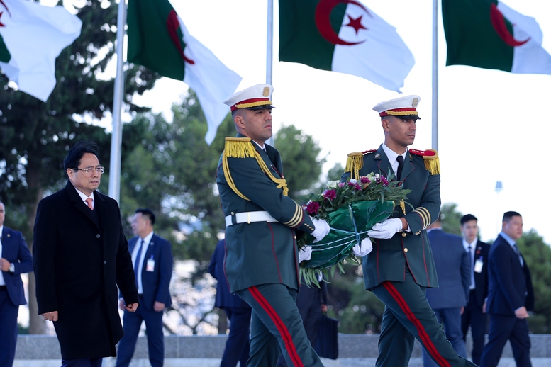 Thủ tướng Phạm Minh Chính đặt vòng hoa tại Đài Tưởng niệm liệt sĩ Algeria, thăm Bảo tàng Cựu chiến binh quốc gia Algeria - Ảnh: VGP/Nhật Bắc