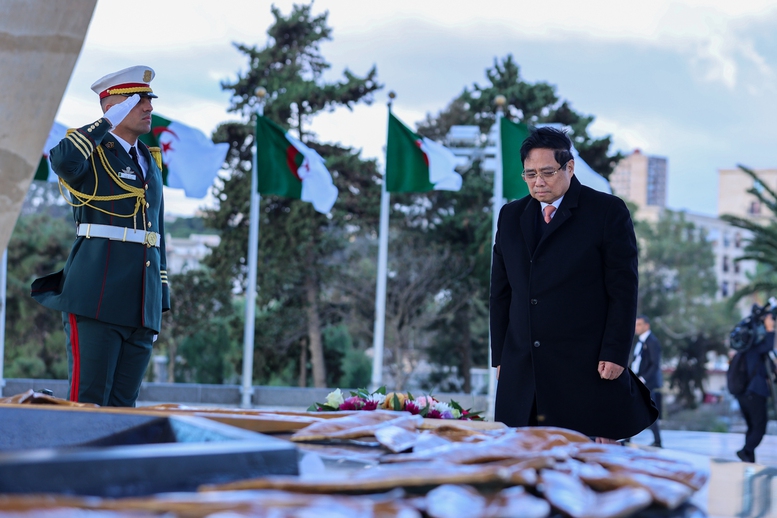 Thủ tướng tưởng niệm các anh hùng, liệt sĩ, cựu chiến binh của Algeria