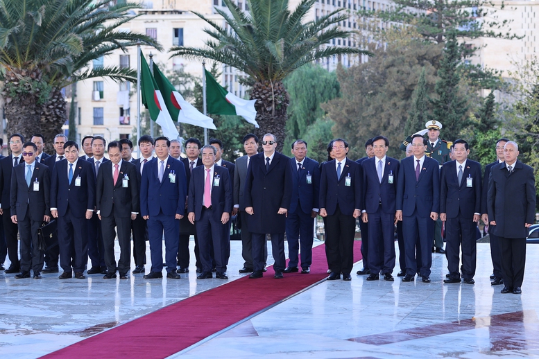 Thủ tướng đề nghị hai bên tăng cường giáo dục thế hệ trẻ hôm nay và tương lai về truyền thống đoàn kết tốt đẹp giữa hai nước, đã đoàn kết, thống nhất rồi thì đoàn kết, thống nhất hơn nữa để giữ vững độc lập, chủ quyền, xây dựng đất nước tươi đẹp, giàu mạnh - Ảnh: VGP/Nhật Bắc