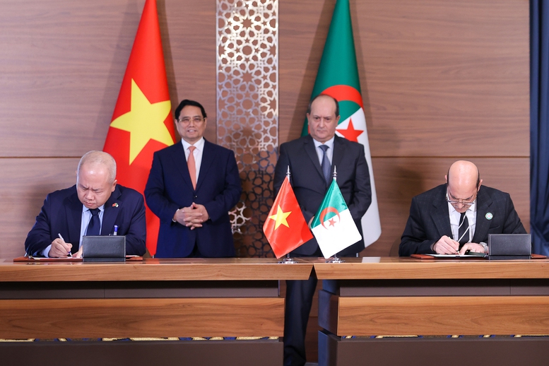 Thủ tướng Phạm Minh Chính và Thủ tướng Sifi Ghrieb chứng kiến lễ ký Phụ lục của Nghị định thư về việc xử lý nợ tổng thể giữa Chính phủ hai nước - Ảnh: VGP/Nhật Bắc