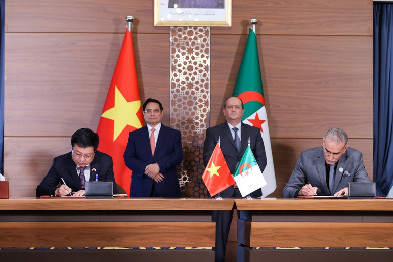 Thủ tướng Phạm Minh Chính và Thủ tướng Sifi Ghrieb chứng kiến lễ ký Bản ghi nhớ giữa VCCI và Phòng Thương mại và Công nghiệp Algeria (CACI) - Ảnh: VGP/Nhật Bắc
