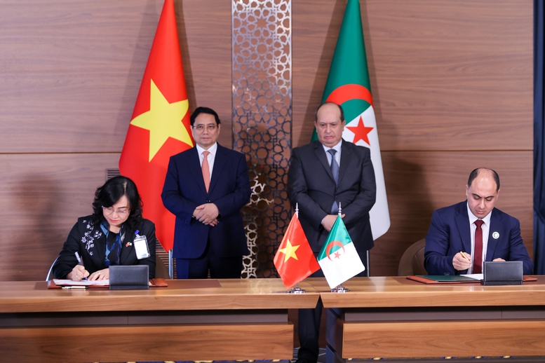 Thủ tướng Phạm Minh Chính và Thủ tướng Sifi Ghrieb chứng kiến lễ ký Ý định thư giữa Bộ Công Thương Việt Nam và Bộ Ngoại thương và Xúc tiến xuất khẩu Algeria về phối hợp nghiên cứu đánh giá, thúc đẩy khởi xướng đàm phán hiệp định thương mại nữa hai nước - Ảnh: VGP/Nhật Bắc