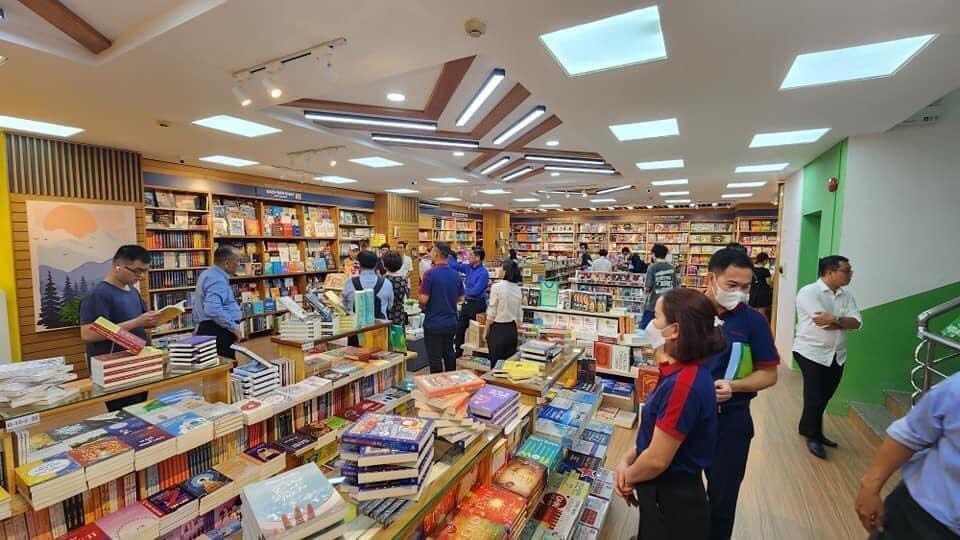 Nhà sách Hà Nội tấp nập học sinh mua thiệp và quà nhỏ trước ngày 20.11