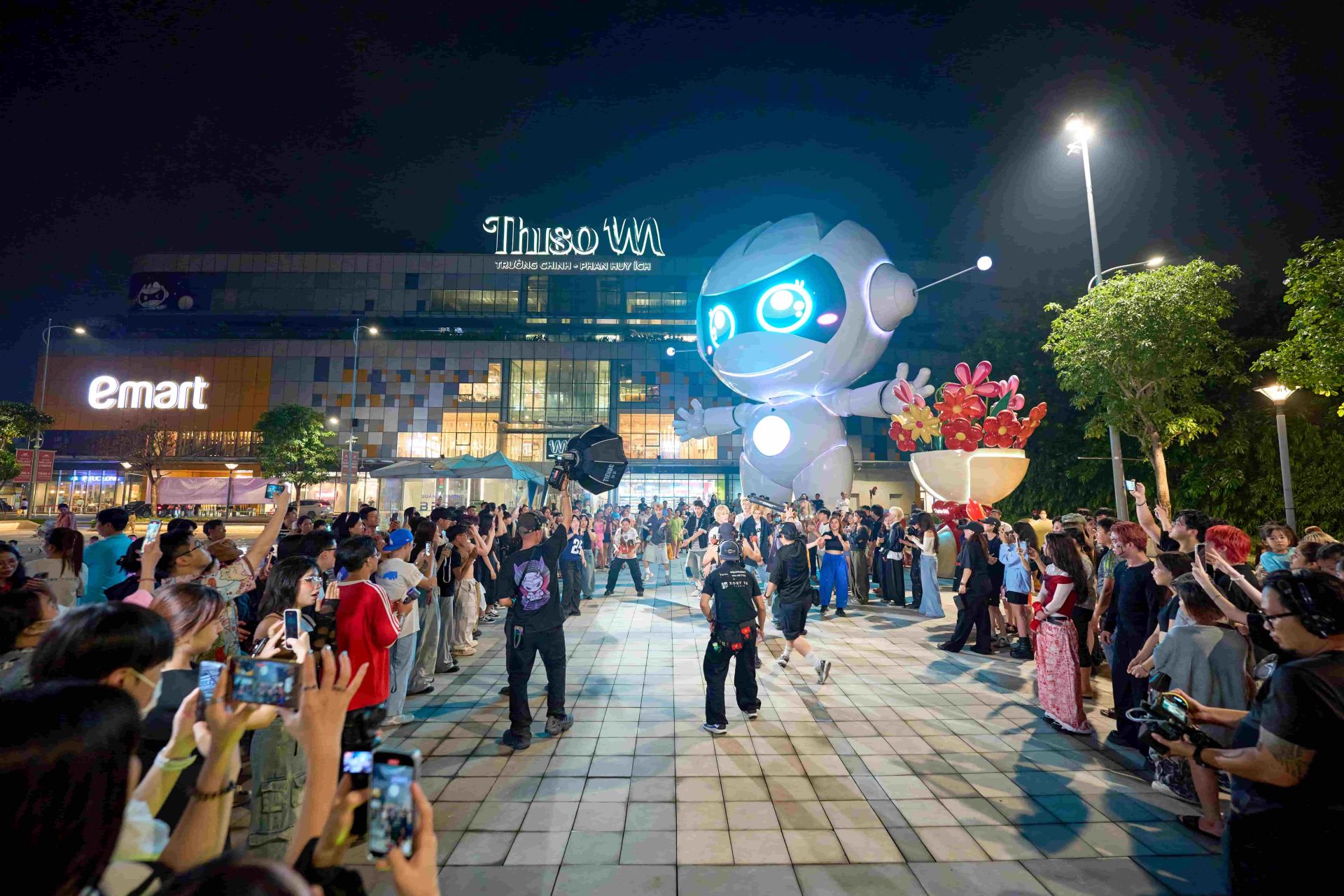 Khách hàng vui chơi, xem trình diễn văn nghệ tại Quảng trường BESO Khách hàng vui chơi, xem trình diễn văn nghệ tại Quảng trường BESO