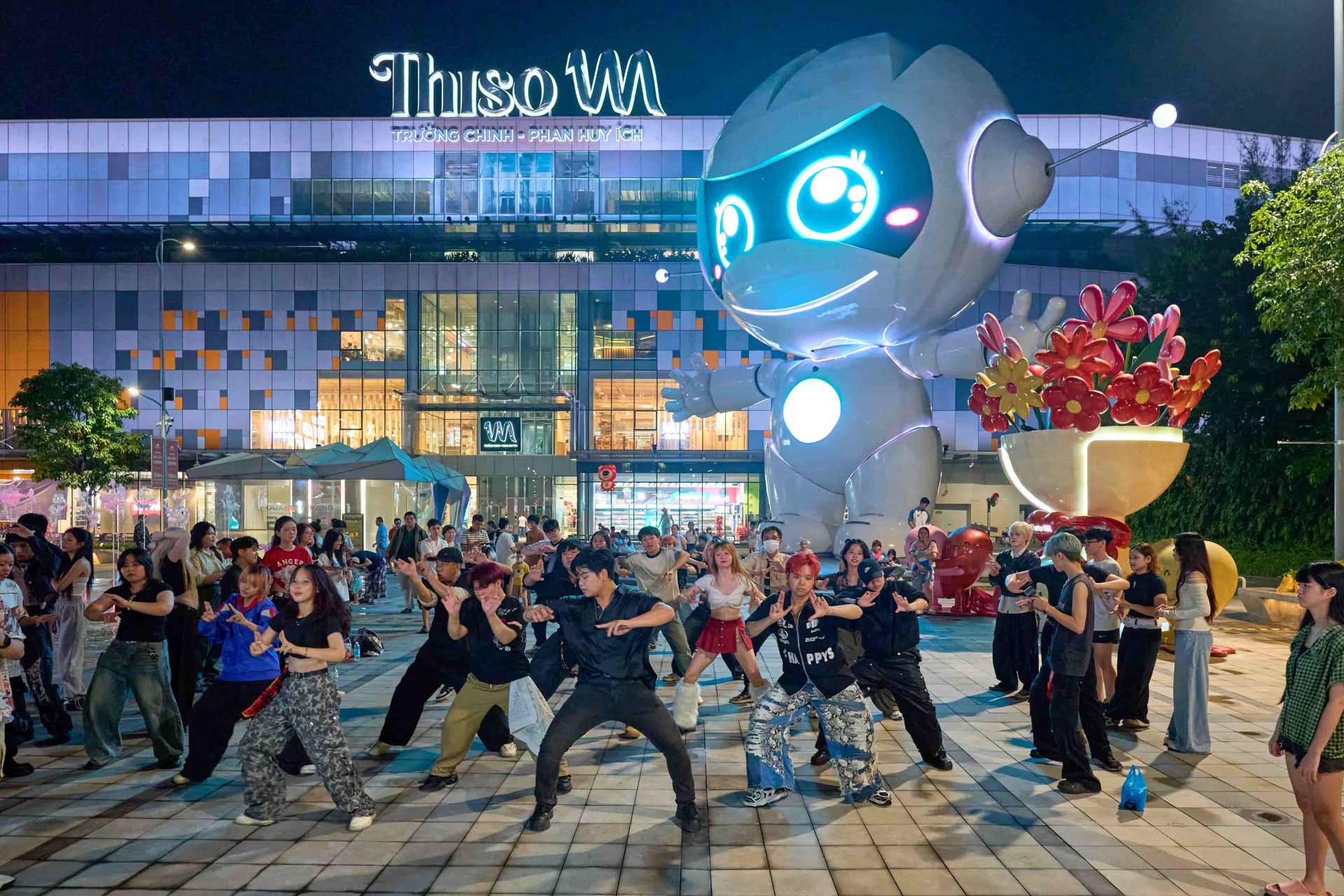 Khán giả hòa cùng không khí sôi động với phần nhảy K-Pop Random Dance Khán giả hòa cùng không khí sôi động với phần nhảy K-Pop Random Dance