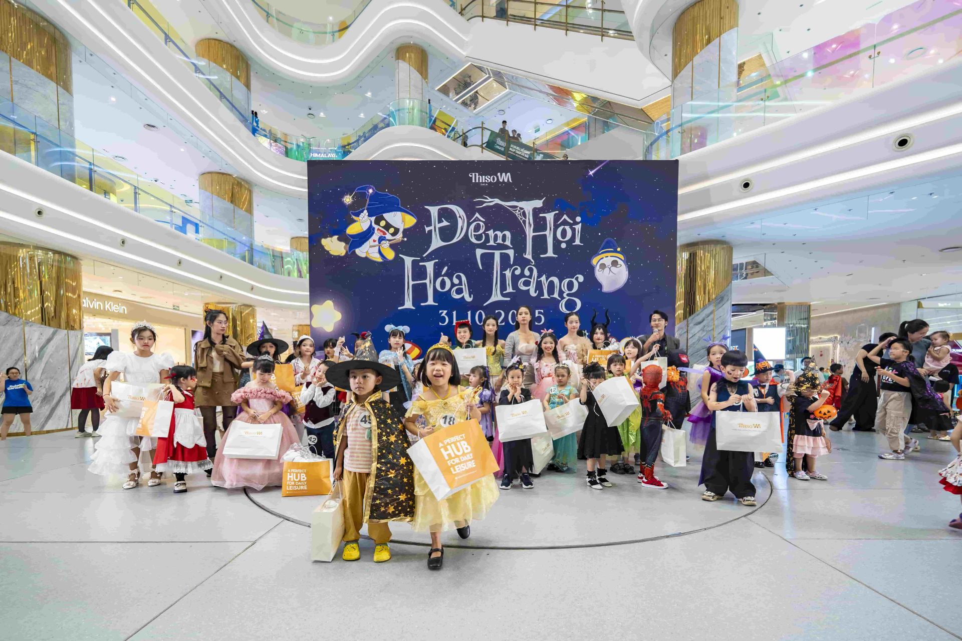 Khoảnh khắc phát quà hoặc tương tác cùng khán giả nhí Khoảnh khắc phát quà hoặc tương tác cùng khán giả nhí