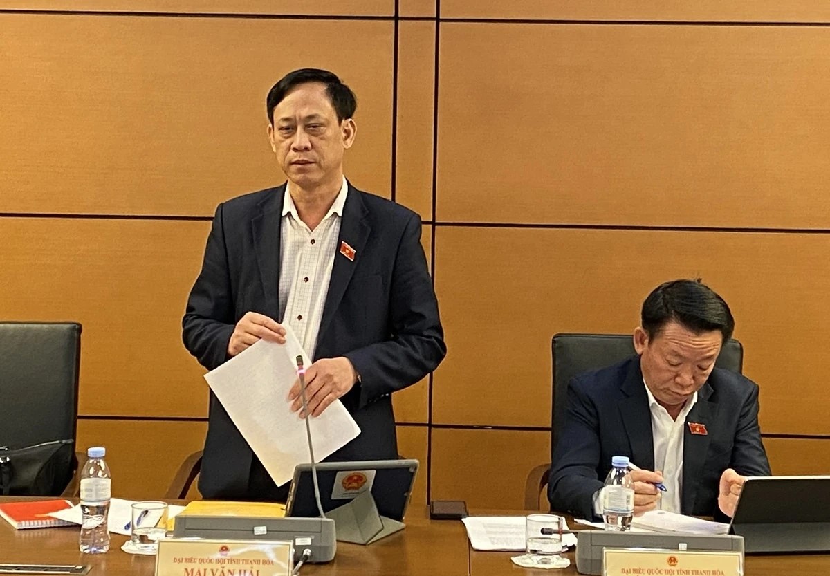 ĐBQH Mai Văn Hải tham gia phát biểu thảo luận tại tổ.