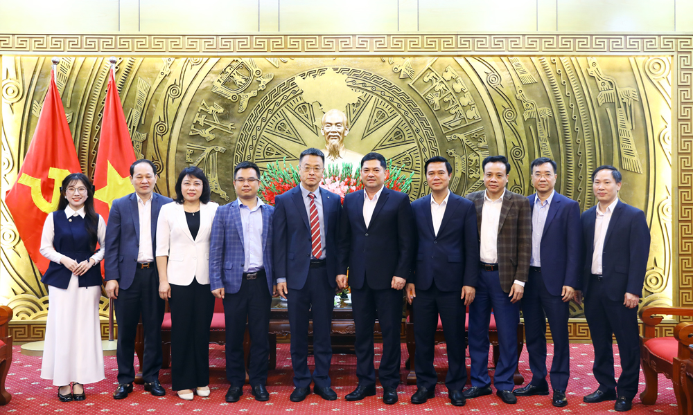 Các đại biểu chụp ảnh lưu niệm. Các đại biểu chụp ảnh lưu niệm.