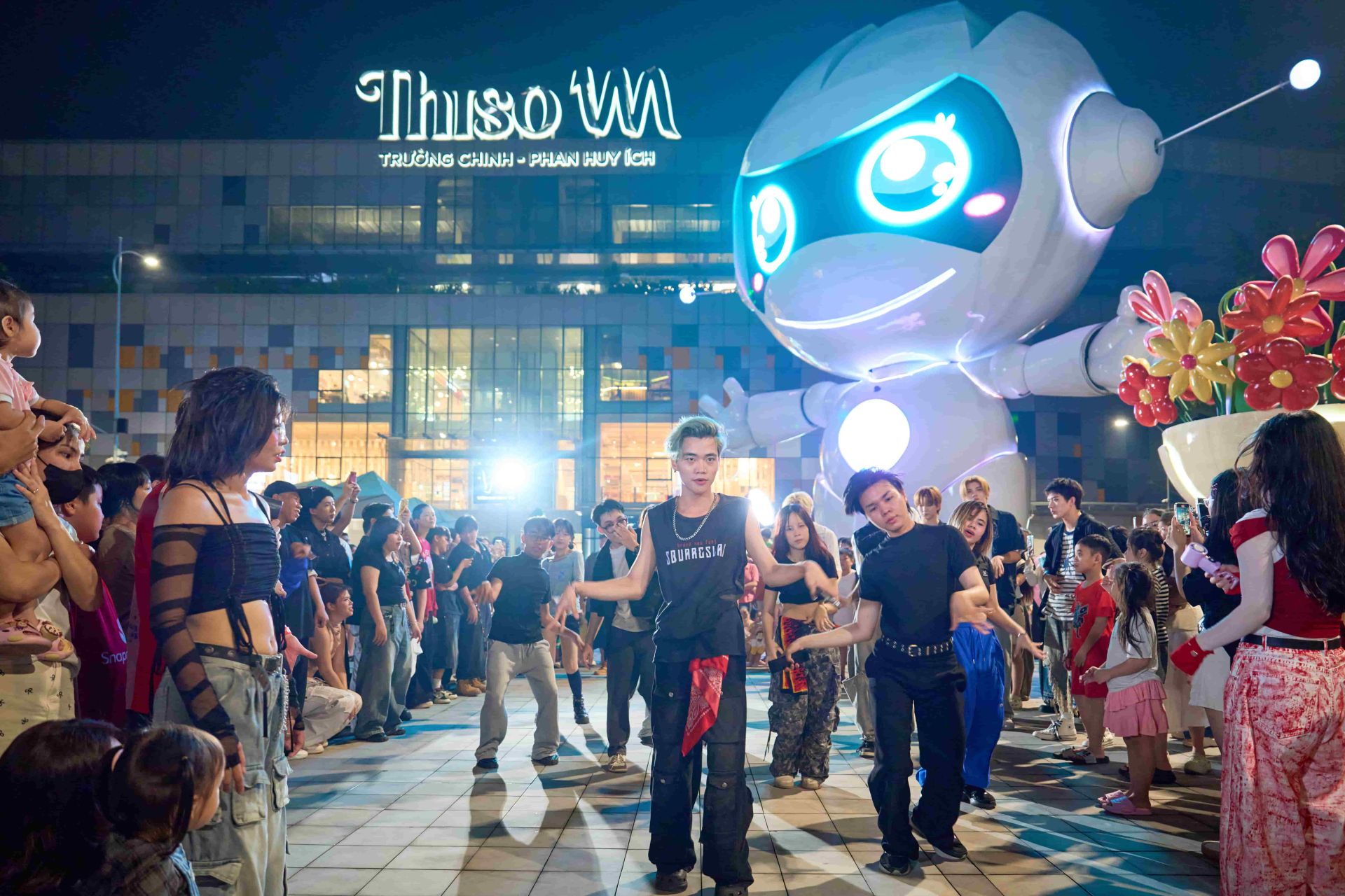 Nhóm UNWRECKABLE trình diễn Nhóm UNWRECKABLE trình diễn