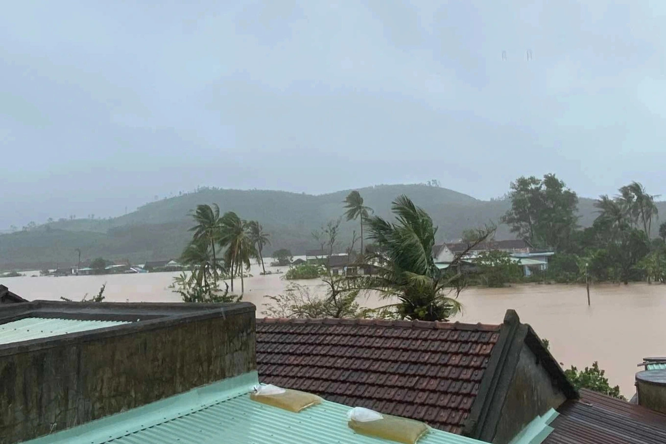 Lũ lên vượt mốc lịch sử, nhiều khu vực miền Trung – Tây Nguyên ngập sâu, sơ tán hàng nghìn người