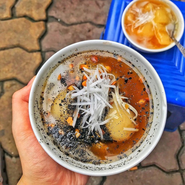 Mùa đông về, người Hà Nội lại rủ nhau ăn đêm với phở gà, cháo sườn và bánh trôi tàu