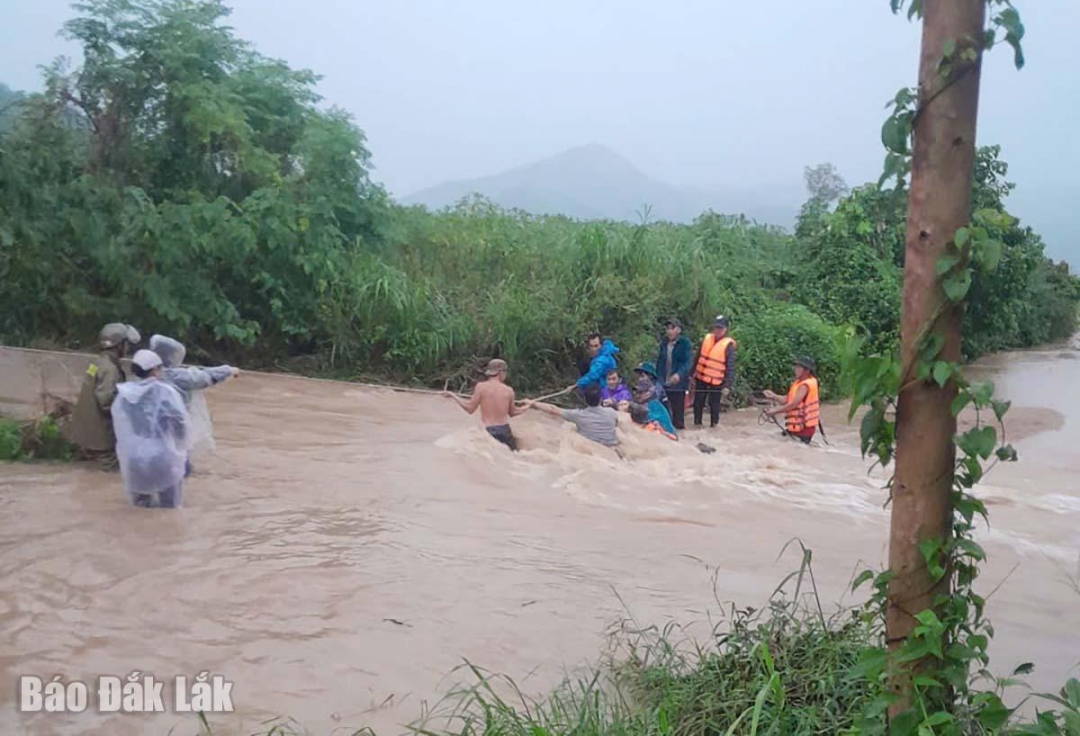 Lực lượng chức năng đưa người dân bị mắc kẹt về nơi an toàn (Ảnh: baodaklak.vn).