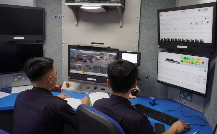 Công chức Chi cục Hải quan khu vực III thực hiện nghiệp vụ soi chiếu bằng máy soi container. Ảnh: ST