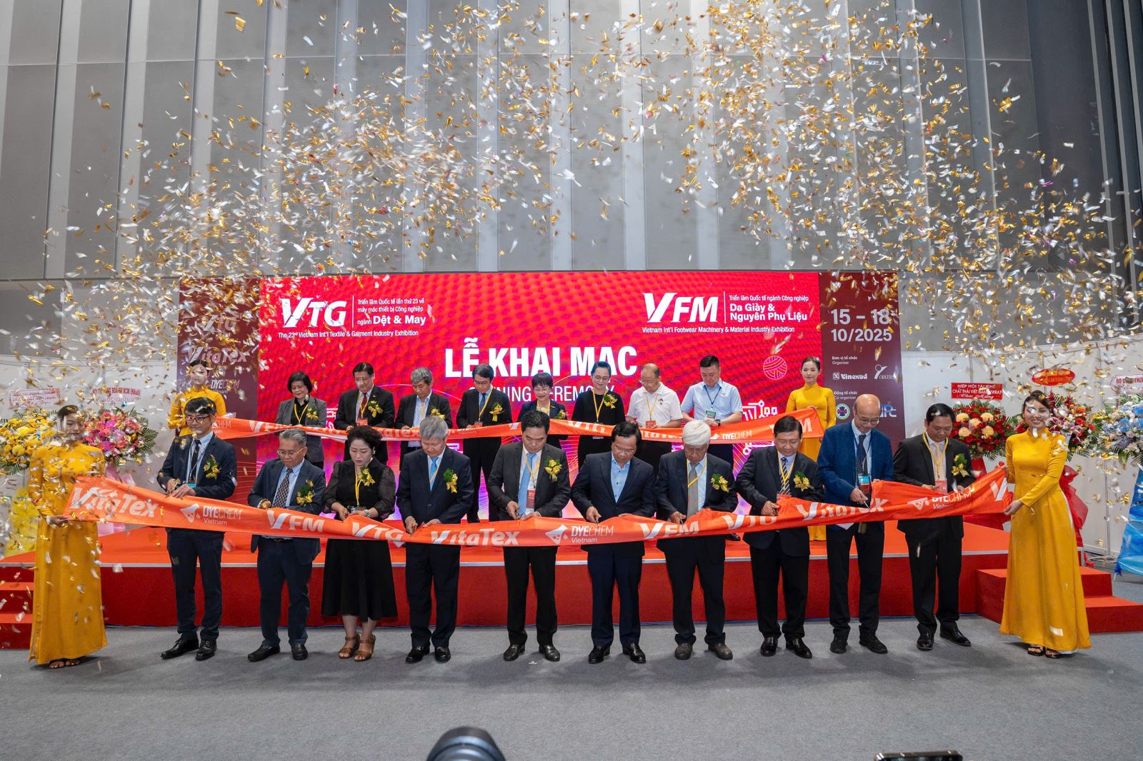 Đại diện ban tổ chức cắt băng khai mạc trong ngày 19/11. Đại diện ban tổ chức cắt băng khai mạc trong ngày 19/11.