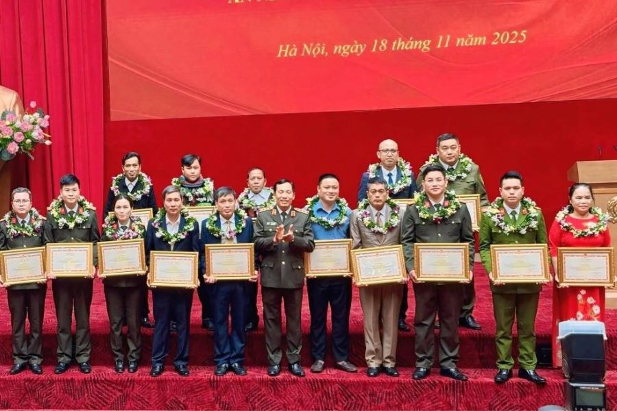 Thứ trưởng Lê Văn Tuyến trao bằng khen của Bộ Công an cho các cá nhân điển hình.