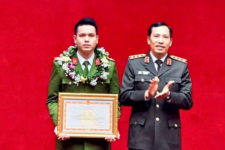 Thứ trưởng Bộ Công an Lê Văn Tuyến trao bằng khen của Bộ Công an cho Đại úy Nguyễn Tiến Dũng.