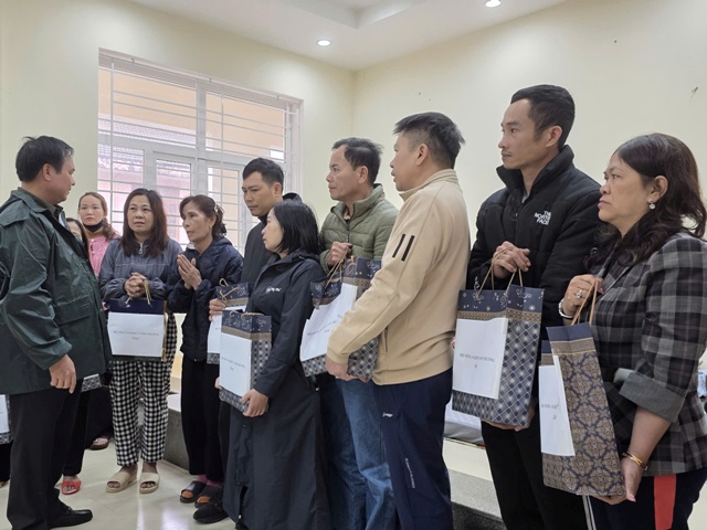 Thứ trưởng Võ Văn Hưng đã đến thăm, động viên và trao quà của Bộ Nông nghiệp và Môi trường cho 11 hộ dân bị sạt lở tại xã Khe Sanh. Thứ trưởng Võ Văn Hưng đã đến thăm, động viên và trao quà của Bộ Nông nghiệp và Môi trường cho 11 hộ dân bị sạt lở tại xã Khe Sanh.