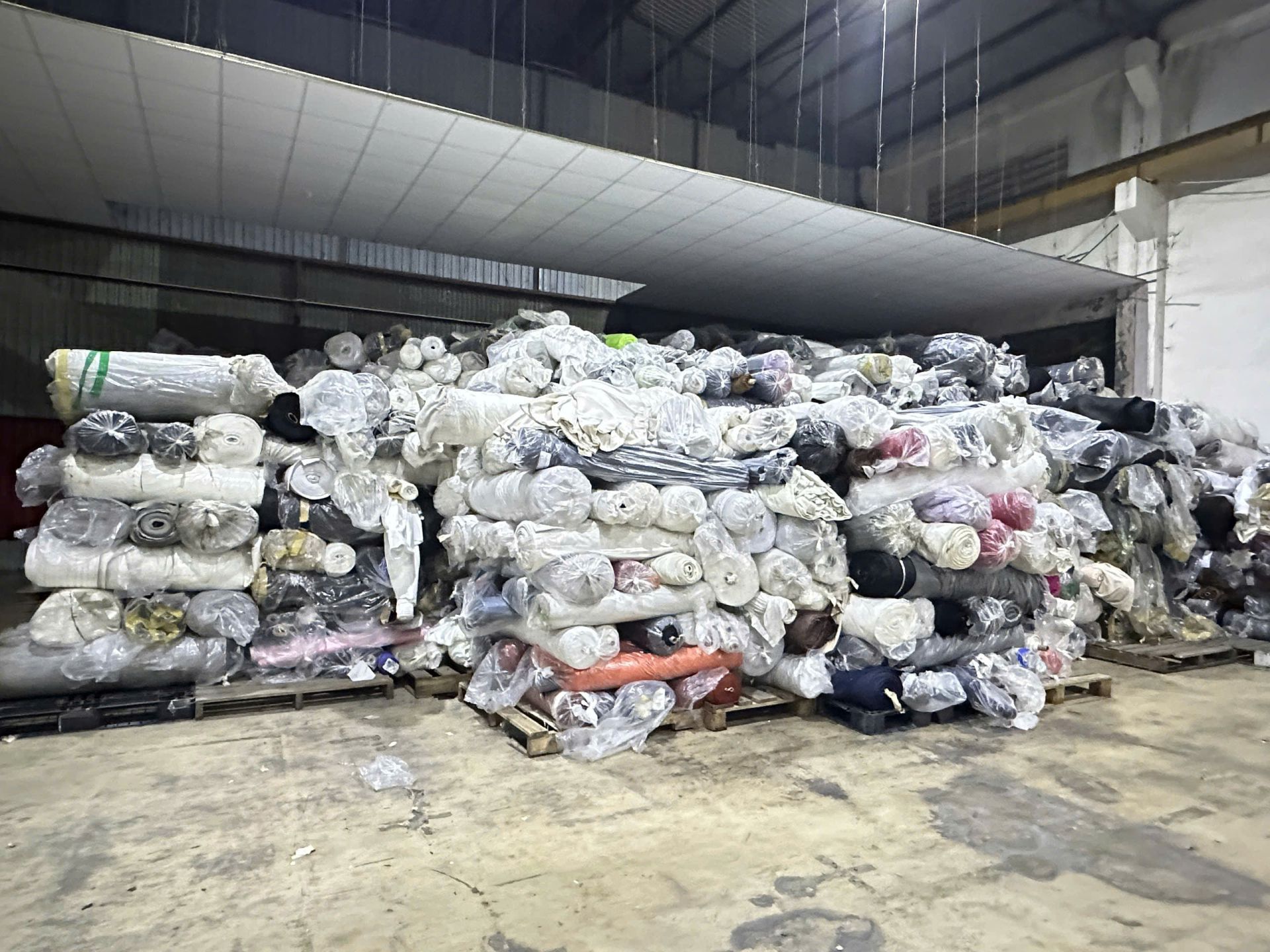 TP. Hồ Chí Minh: Phát hiện kho hàng chứa trên 100 tấn vải cuộn không rõ nguồn gốc