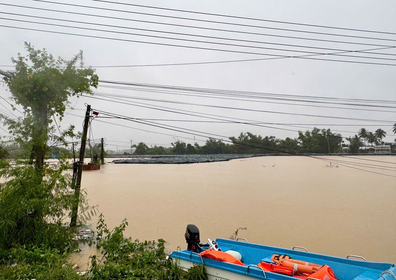 Khu vực Cầu Đ&aacute; Lố, x&atilde; Vĩnh Phương, tỉnh Kh&aacute;nh H&ograve;a, nơi bị ngập s&acirc;u, nước chảy xiết, nhiều vị tr&iacute; sạt lở cục bộ, g&acirc;y chia cắt giao th&ocirc;ng v&agrave; ảnh hưởng lớn đến đời sống người d&acirc;n - Ảnh: VGP/Gia Huy