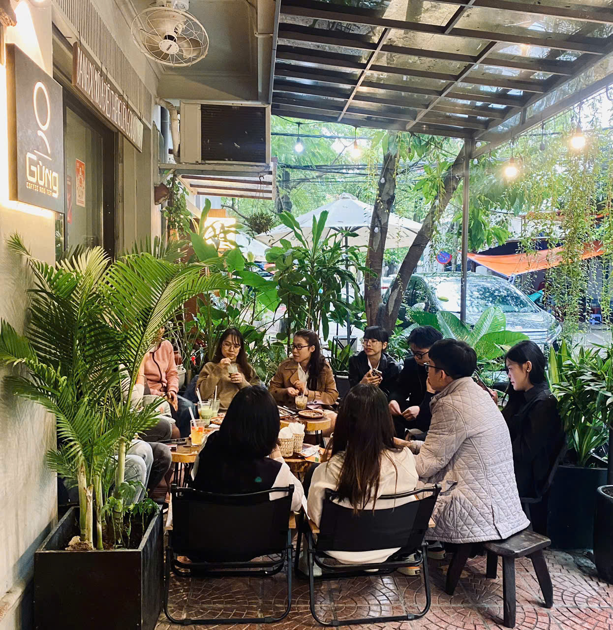 Quán cà phê Hà Nội thành điểm trú rét, vừa làm việc vừa tụ tập trong ngày lạnh