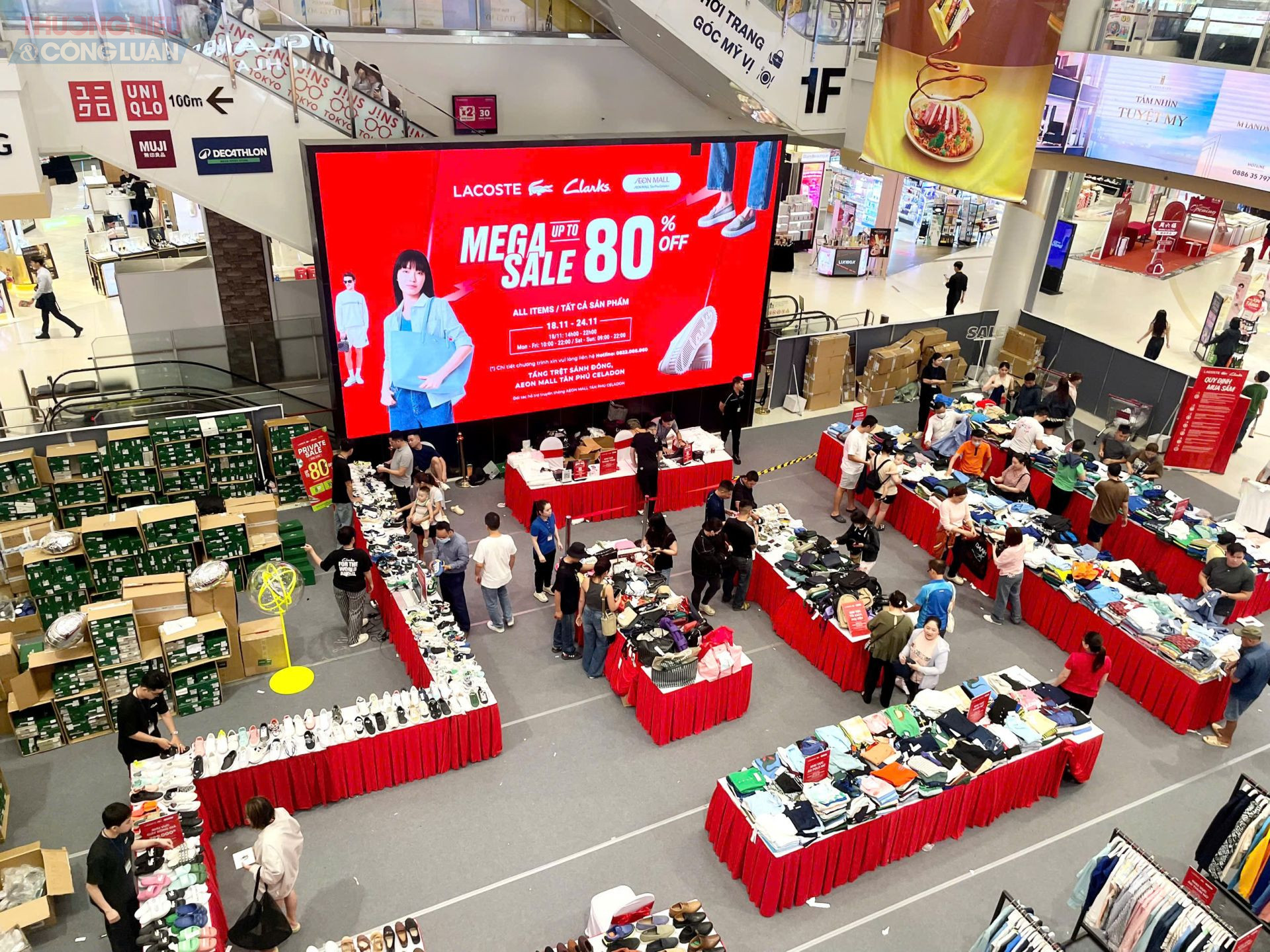 Không gian mua sắm đầy sắc màu được các siêu thị, trung tâm thương mại chuẩn bị phục vụ nhu cầu mua sắm của người dân.