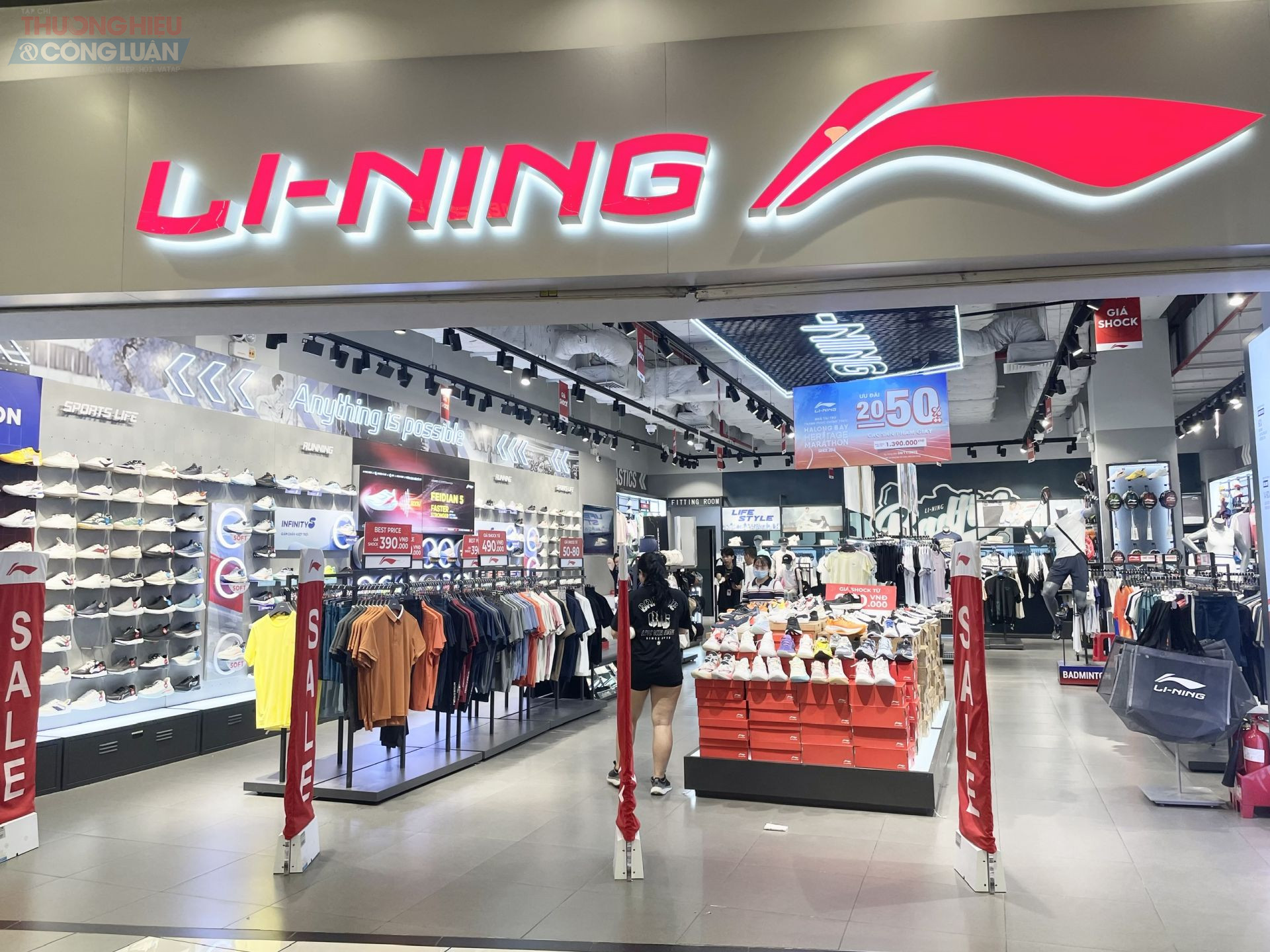 Nhiều cửa hàng giảm giá từ 20-50% cho người tiêu dùng lựa chọn