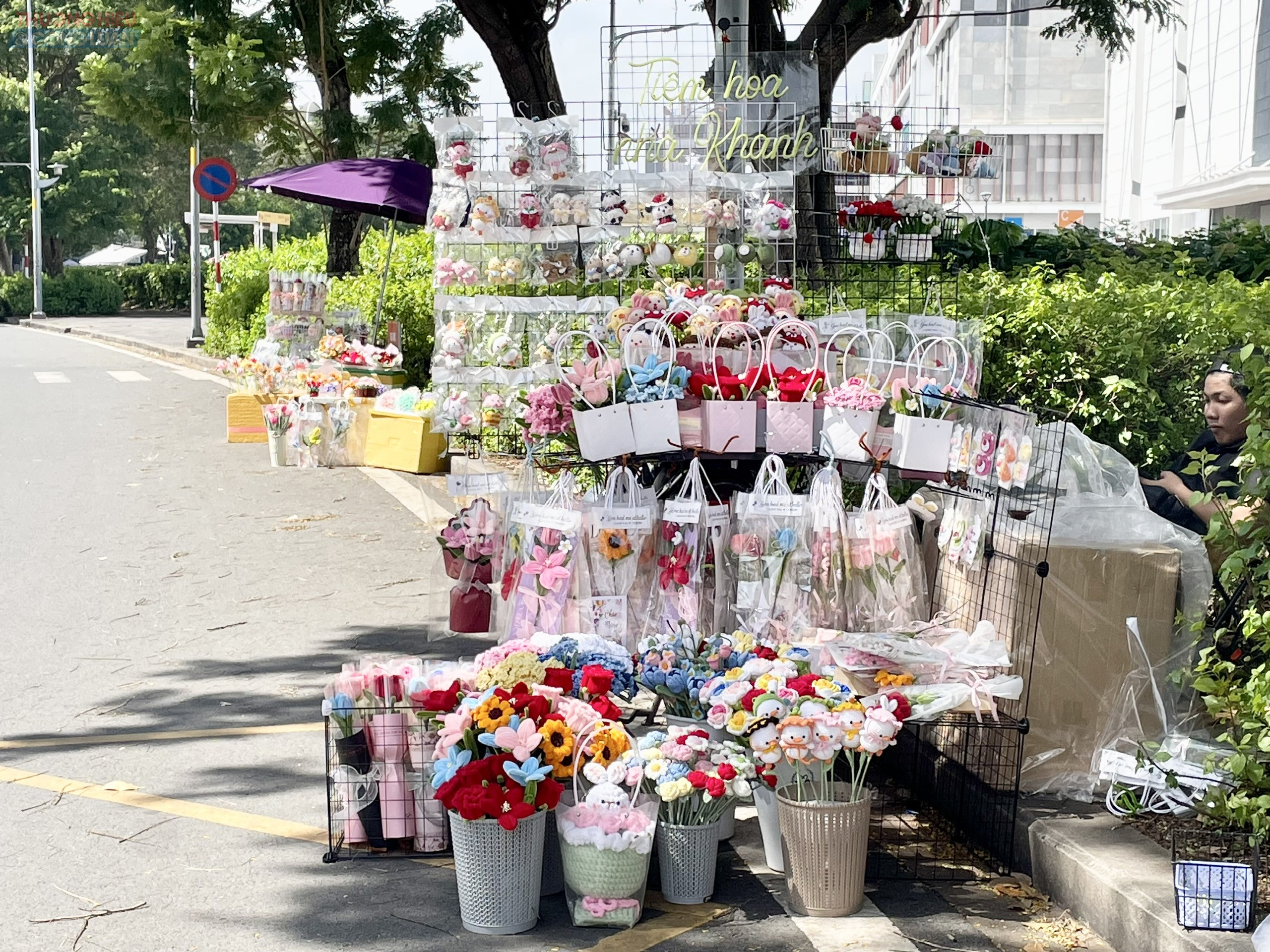 Hoa sáp và những món quà nhỏ cũng rực rỡ không kém cạnh hoa tươi