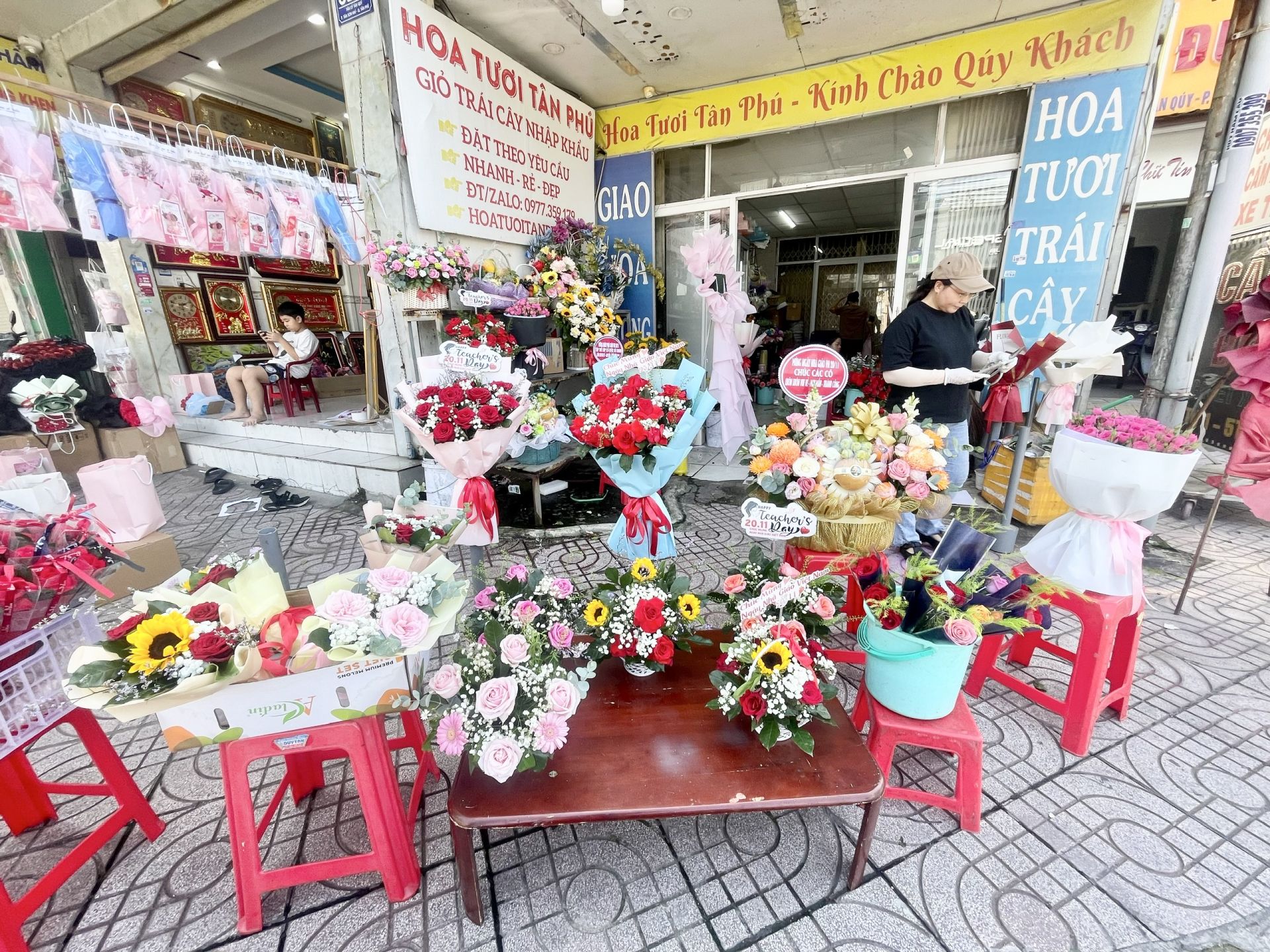 Thị trường hoa, quà tặng rộn ràng chào mừng Ngày Nhà giáo Việt Nam 20/11