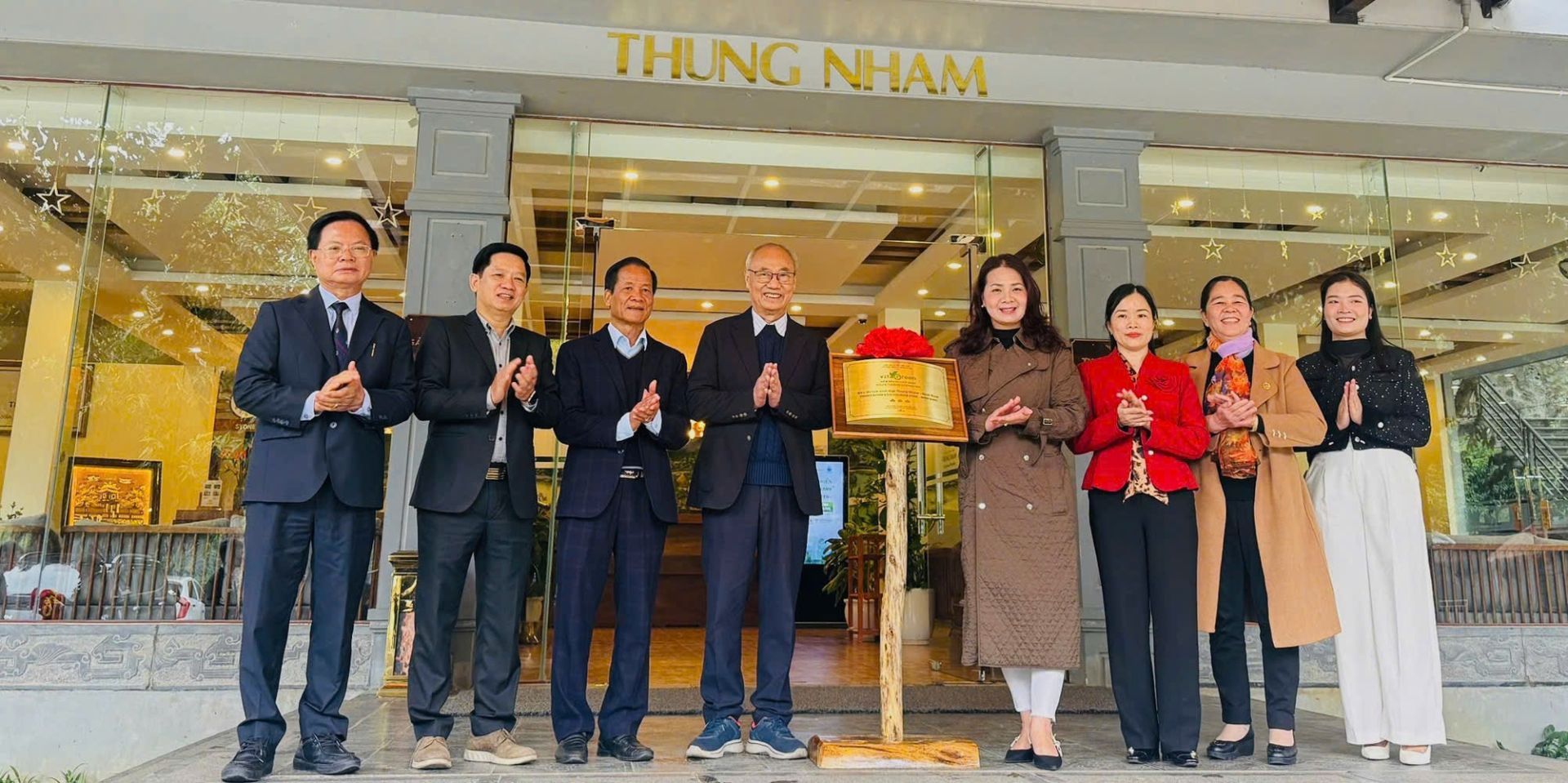 ễ gắn biển “Du lịch xanh VITA GREEN” Khu du lịch sinh thái Thung Nham. (Ảnh: chinhphu.vn)