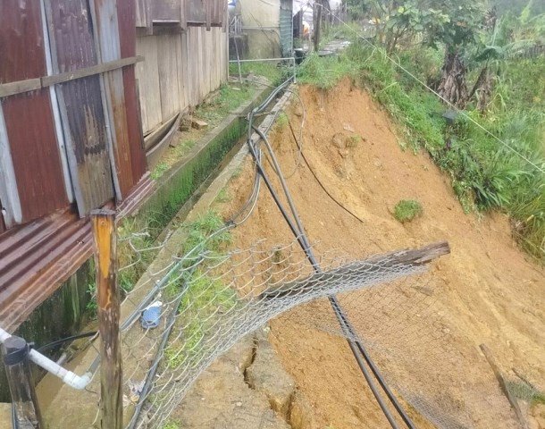 Sạt lở sau nh&agrave; d&acirc;n.