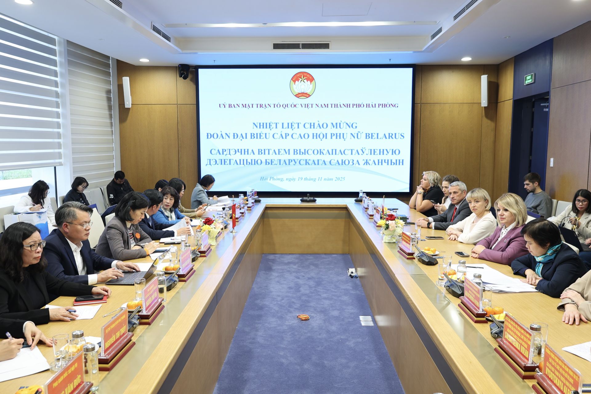 Quang cảnh buổi làm việc.