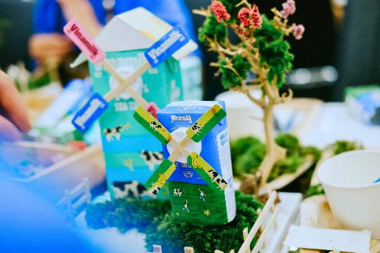 Những chiếc vỏ hộp sữa Vinamilk được &ldquo;t&aacute;i sinh&rdquo; th&agrave;nh những m&ocirc; h&igrave;nh xinh xắn (Ảnh: Minh Anh).