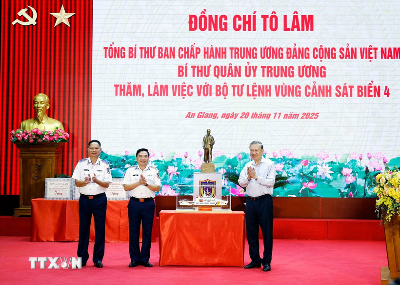 Tổng Bí thư Tô Lâm tặng bức tượng Chủ tịch Hồ Chí Minh cho Bộ Tư lệnh Vùng Cảnh sát Biển 4. (Ảnh: Thống Nhất/ TTXVN)