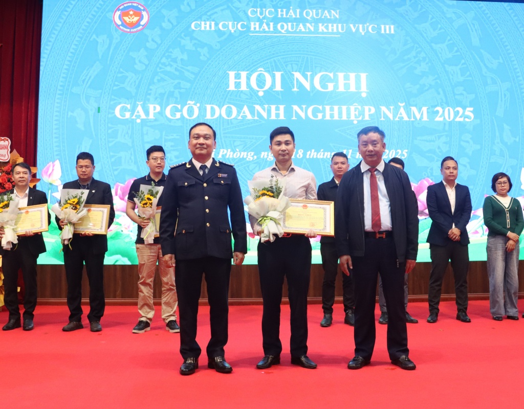 Ông Trần Văn Quân, Phó Chủ tịch UBND TP. Hải Phòng và ông Trần Mạnh Cường, Chi cục trưởng Chi cục Hải quan khu vực III trao Bằng khen của Chủ tịch UBND TP. Hải Phòng, chúc mừng doanh nghiệp xuất nhập khẩu tiêu biểu. Ảnh: TB