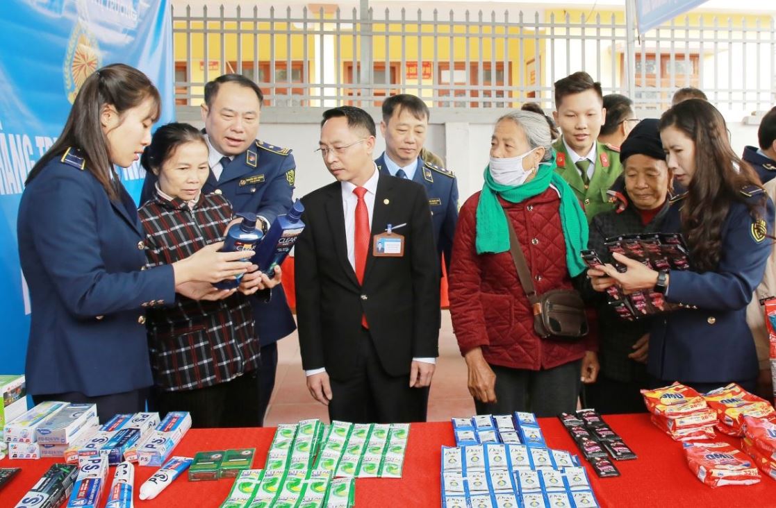 Lực lượng QLTT tỉnh Sơn La hướng dẫn người dân nhận diện hàng thật, hàng giả