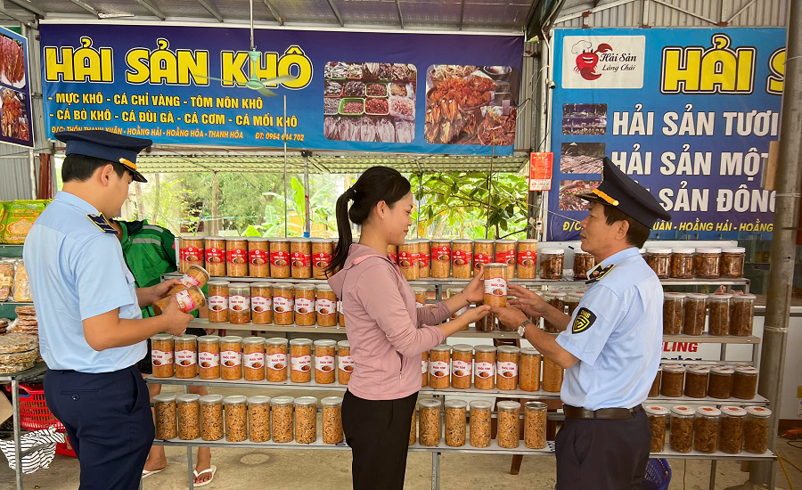 Lực lượng QLTT tỉnh Thanh Hóa kiểm tra hàng hóa tại cơ sở kinh doanh