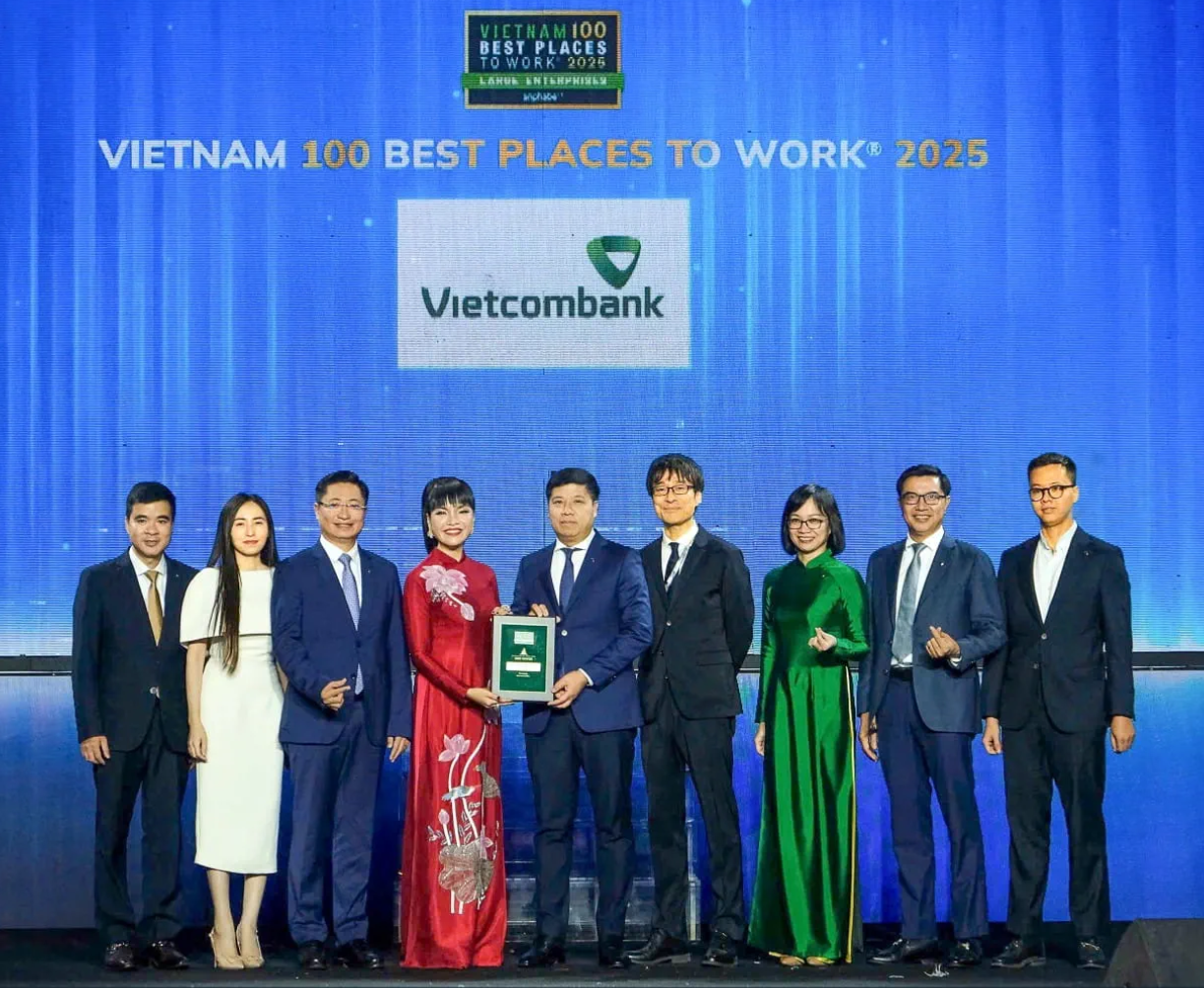 Ông Hồng Quang - Thành viên Hội đồng quản trị kiêm Giám đốc Khối Nhân sự Vietcombank và các đại biểu Vietcombank nhận chứng nhận “Nơi làm việc tốt nhất Việt Nam năm 2025” từ Công ty Anphabe và đại diện BTC. Ảnh: VCB