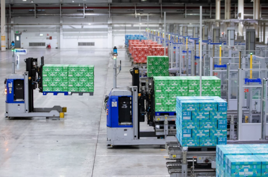 C&aacute;c robot LGV gi&uacute;p giảm 62% lượng kh&iacute; thải CO₂ so với xe n&acirc;ng chạy nhi&ecirc;n liệu h&oacute;a thạch (Ảnh: Nam Anh).