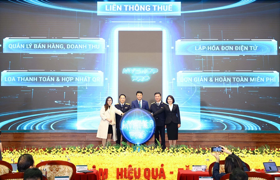 Đại diện Cục Thuế, BIDV và hộ kinh doanh thực hiện nghi thức ra mắt MyShop Pro - hệ sinh thái tài chính toàn diện dành cho tiểu thương, hộ kinh doanh