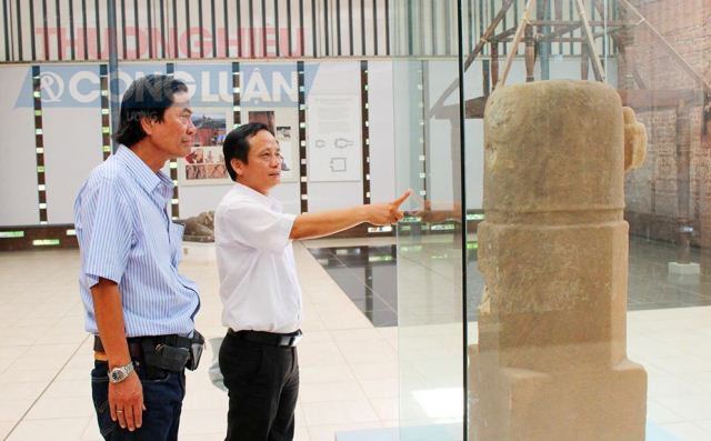 Ông Nguyễn Công Khiết - Phó Giám đốc BQL Di sản văn hóa thế giới Mỹ Sơn, giới thiệu bảo vật quốc gia với Phóng viên TH&CL. Ảnh chụp tại khu di tích Mỹ Sơn.