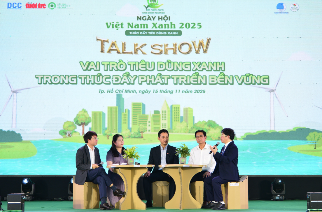 PGS.TS Nguyễn Đ&igrave;nh Thọ, Ph&oacute; viện trưởng Viện Chiến lược, Ch&iacute;nh s&aacute;ch N&ocirc;ng nghiệp v&agrave; M&ocirc;i trường chia sẻ tại Ng&agrave;y hội Việt Nam Xanh 2025 (Ảnh: BTC).