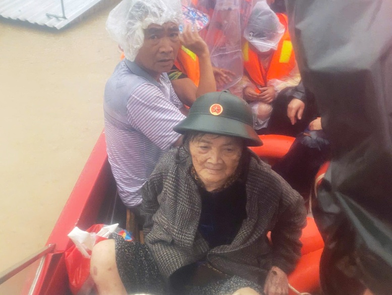 Ban Chỉ huy Ph&ograve;ng thủ khu vực 1 &ndash; S&ocirc;ng Cầu (Đắk Lắk) di dời người d&acirc;n ở v&ugrave;ng ngập s&acirc;u