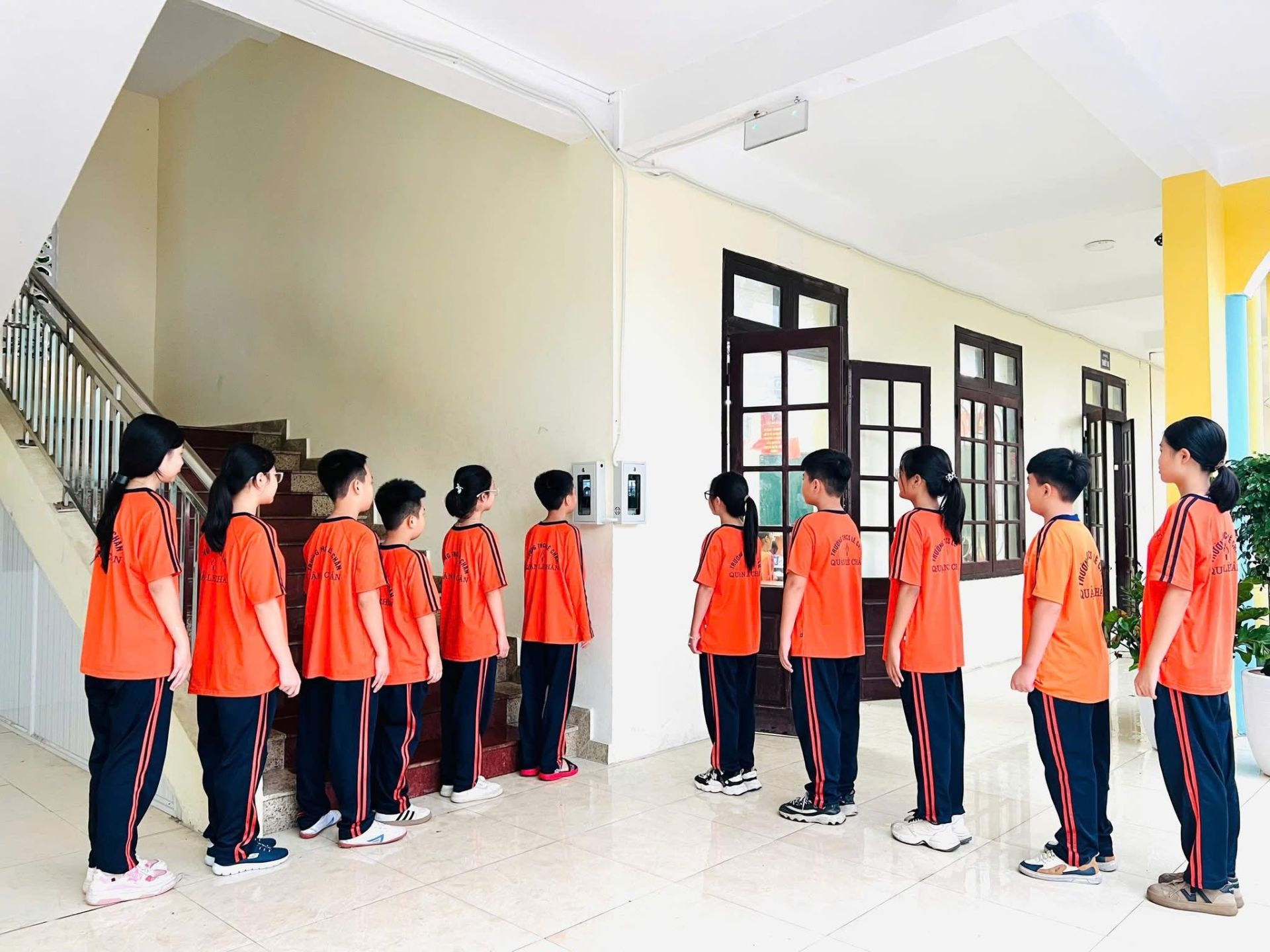 Học sinh Trường THCS Lê Chân, phường An Biên thực hiện điểm danh bằng FACE AI. Học sinh Trường THCS Lê Chân, phường An Biên thực hiện điểm danh bằng FACE AI.