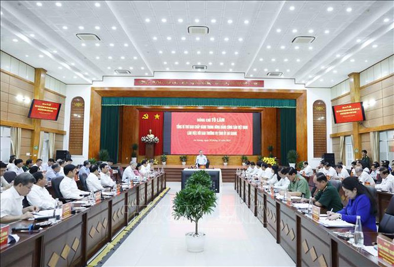 Tổng Bí thư chỉ rõ, An Giang tập trung phát triển mạnh kinh tế biển, du lịch và dịch vụ hiện đại, đổi mới sáng tạo, lấy đặc khu Phú Quốc làm cực tăng trưởng đột phá - Ảnh: TTXVN Tổng Bí thư chỉ rõ, An Giang tập trung phát triển mạnh kinh tế biển, du lịch và dịch vụ hiện đại, đổi mới sáng tạo, lấy đặc khu Phú Quốc làm cực tăng trưởng đột phá - Ảnh: TTXVN