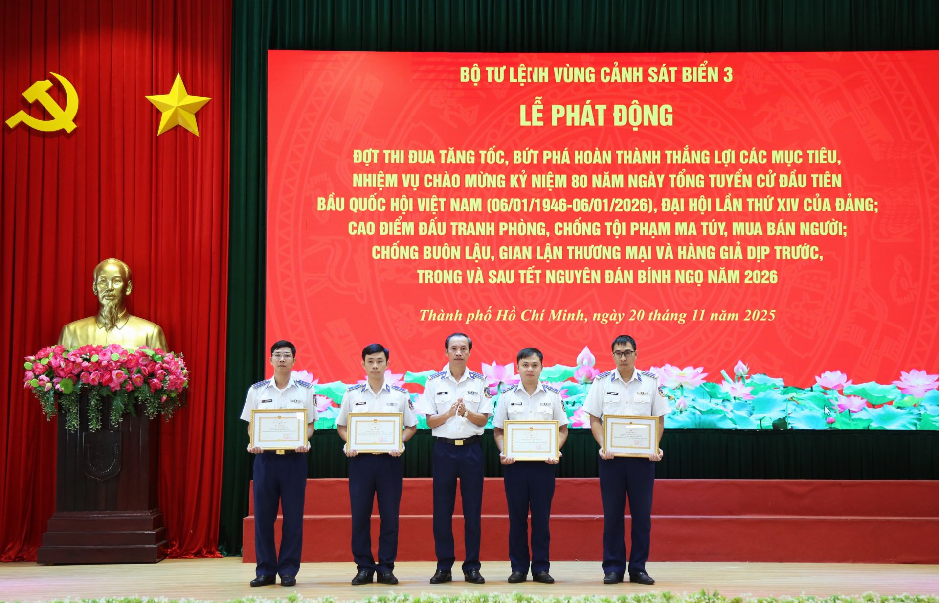 trao thưởng cho các tập thể, cá nhân có thành tích xuất sắc trong thực hiện nhiệm vụ tấn công, trấn áp tội phạm ma túy năm 2025;