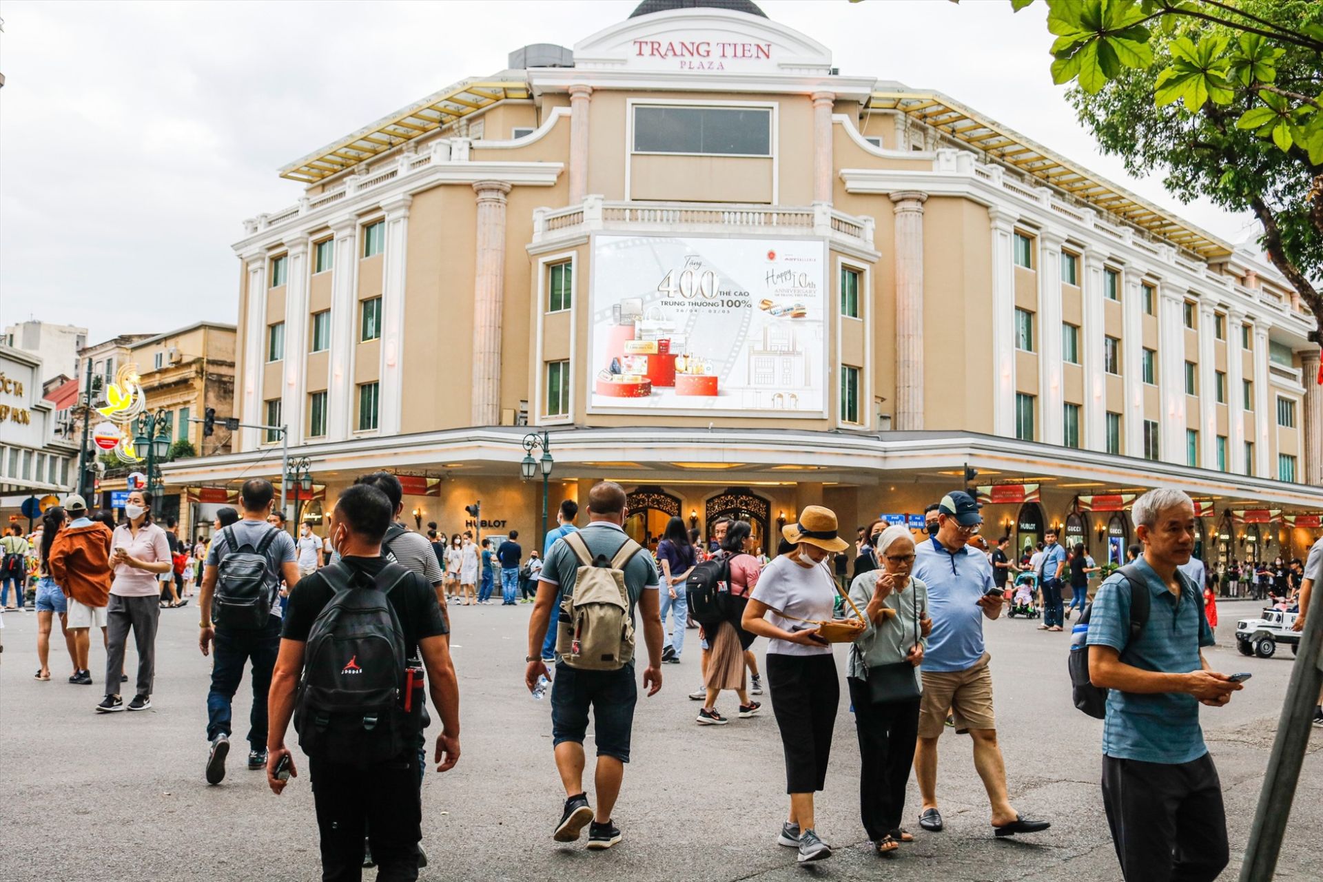 Du khách tham quan tại phố đi bộ Hồ Gươm (Hà Nội). Ảnh: NM Du khách tham quan tại phố đi bộ Hồ Gươm (Hà Nội). Ảnh: NM