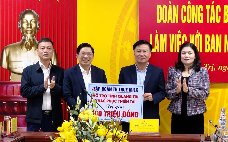 Phó Trưởng Ban Nội chính Trung ương Đặng Văn Dũng trao số tiền 500 triệu đồng từ nhà tài trợ cho tỉnh Quảng Trị khắc phục hậu quả thiên tai.