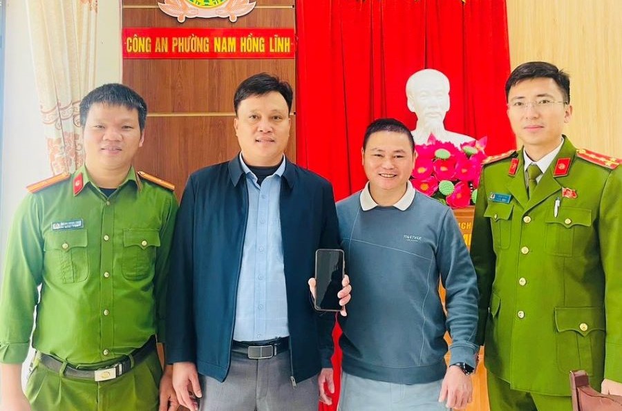 Anh Dương Văn Hùng trao trả 718 triệu đồng cho anh Nguyễn Văn Phúc trước sự chứng kiến của Công an phường Nam Hồng Lĩnh.