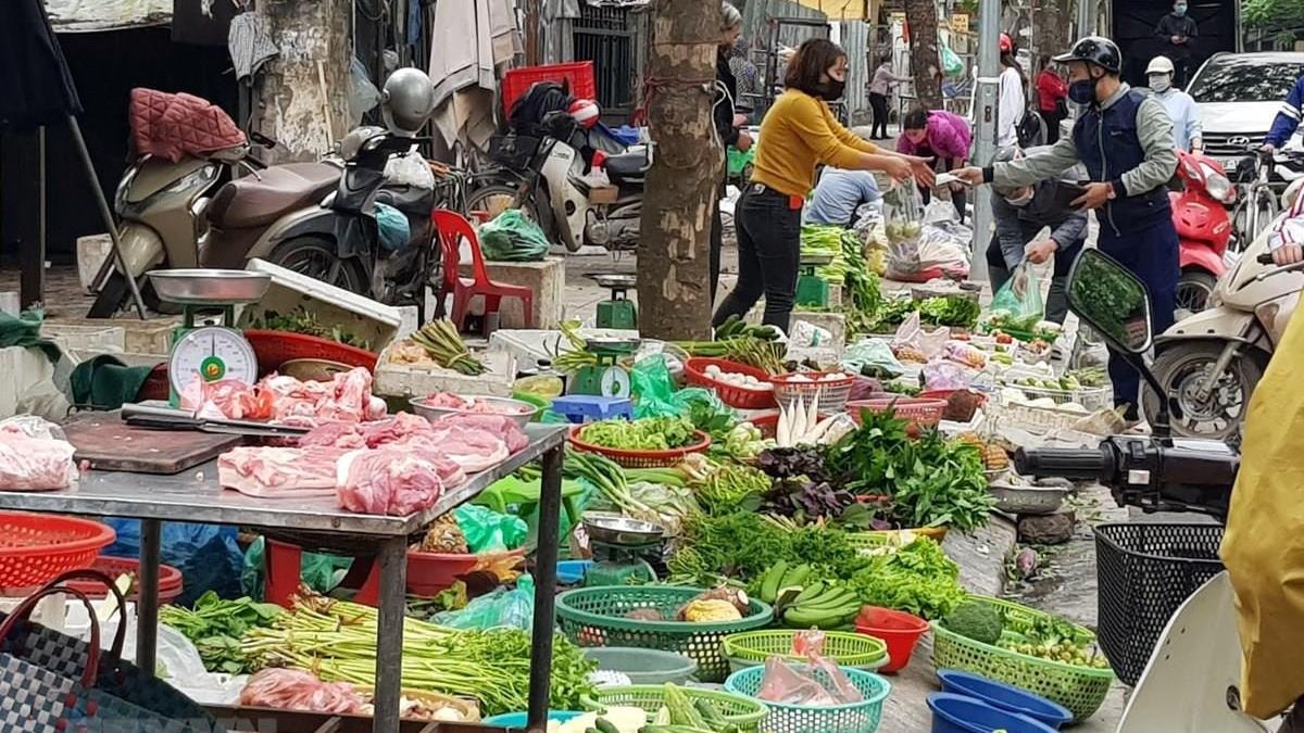 Điểm bán rau và thực phẩm họp tạm vào buổi sáng tại một ngõ nhỏ ở Hà Nội.