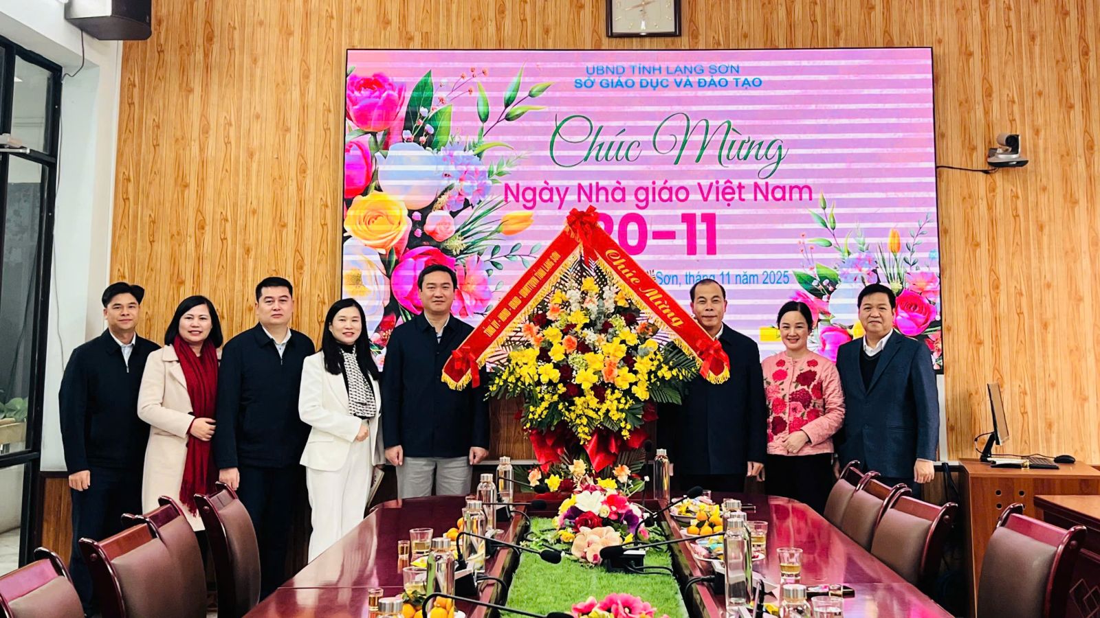 Chủ tịch UBND tỉnh Lạng Sơn thăm, chúc mừng ngành Giáo dục nhân dịp 20/11